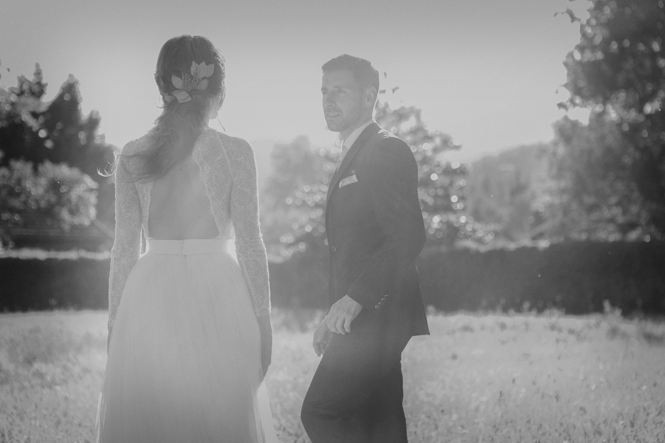 fotografa bodas bilbao bizkaia vizcaya THE DATE - Novia con vestido de encaje y espalda descubierta junto al novio en los jardines del Palacio El Molinar durante su boda en Gordexola, capturado por Marga Gómez de The Date