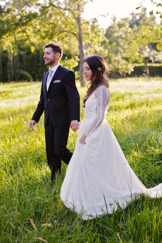Fotógrafa bodas Bilbao Bizkaia - Una pareja pasea feliz por el jardín de el palacio el molinar en gordexola