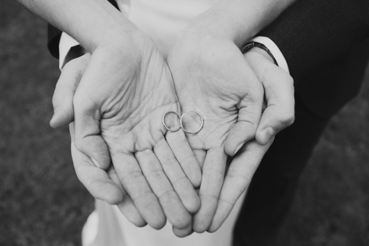fotografa bodas bilbao bizkaia vizcaya - THE DATE - foto de detalle du unas alianzas de una boda en Bilbao fotografiada por Marga Gomez