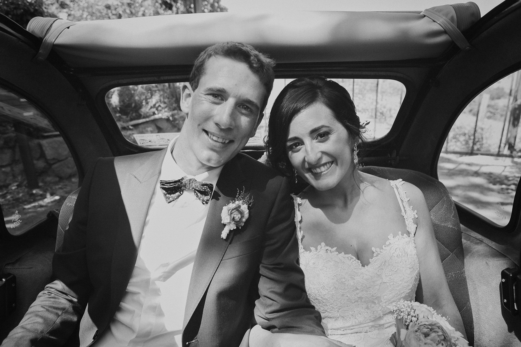 Pareja sonriente frente a Baserri Maitea en Gernika durante su boda