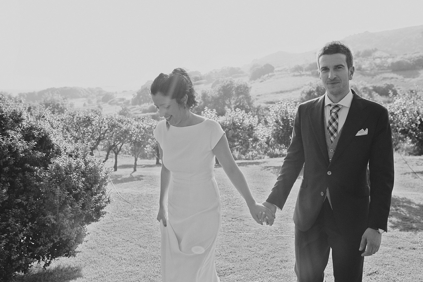 fotografa bodas bilbao bizkaia vizcaya THE DATE -Pareja pasea por loes exteriores del caserio olagorta fotografiados por Marga Gómez