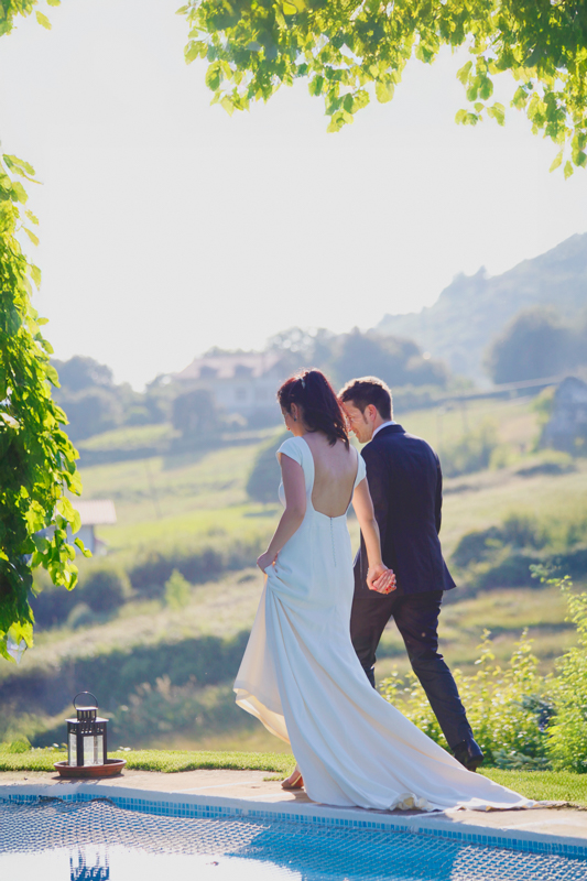 Fotógrafa bodas Bilbao Bizkaia - Pareja pasea junto a la picina del caserio Olagorta en Barrika el día de su boda